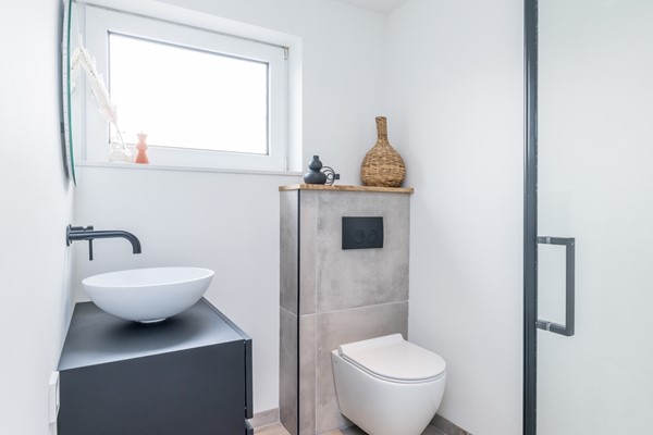 Foto - Verkocht onder voorbehoud: Instapklare gemoderniseerde geschakelde 2 onder 1 kap woning  met aanbouw, open keuken, tuin en garage in Voerendaal